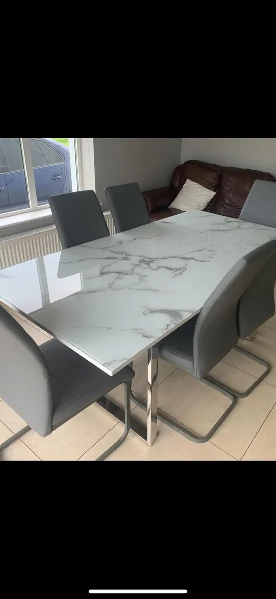 Kitchen table and chairs - Image 1