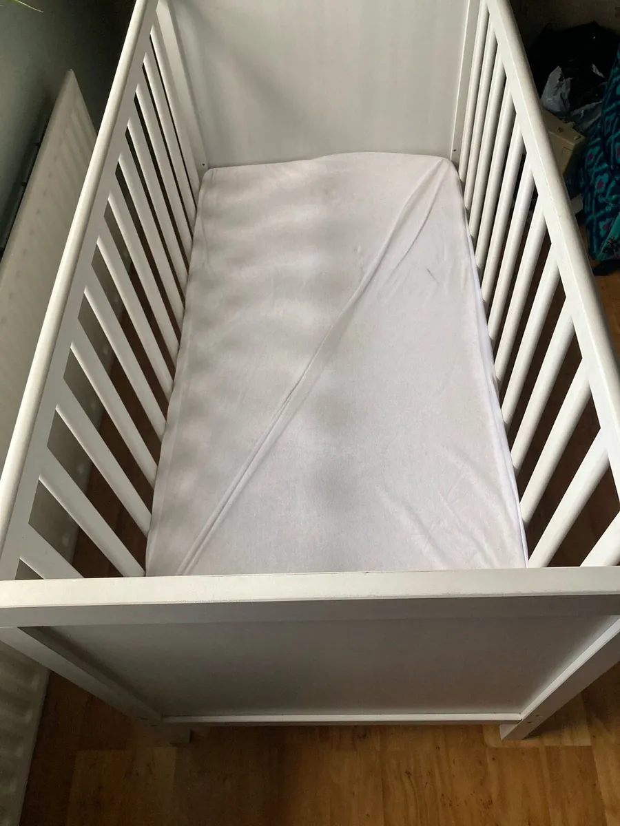 White Cot - Image 1
