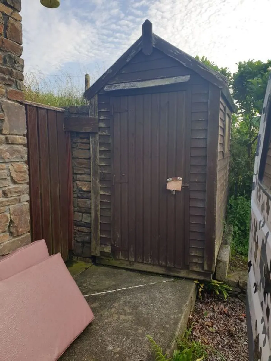 2 sheds - Image 1