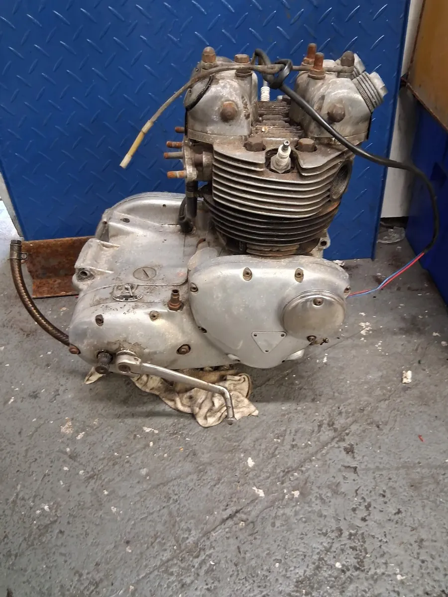 Triumph 6s 600 cc engine - Image 1