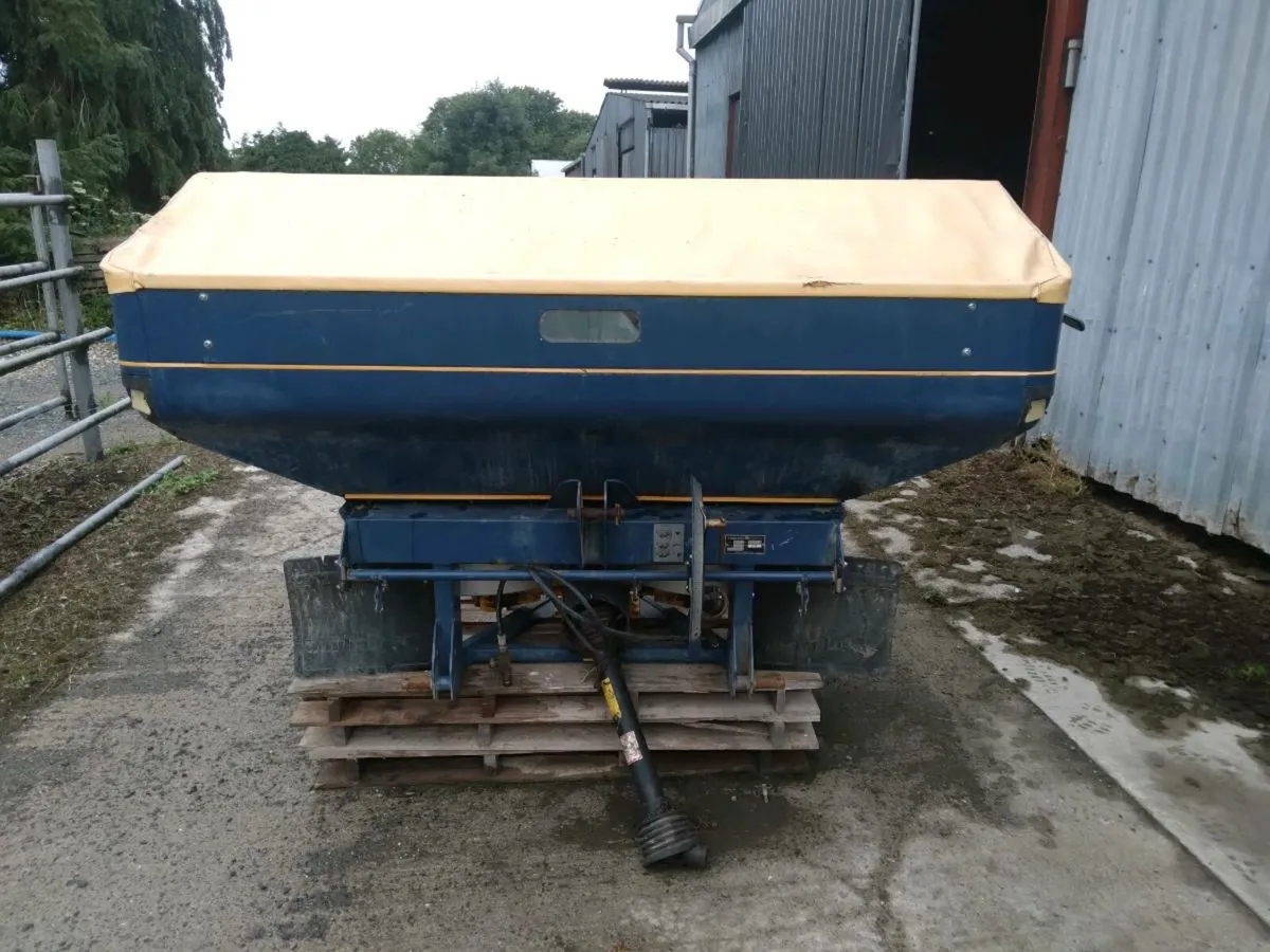 Fertiliser spreader - Image 1