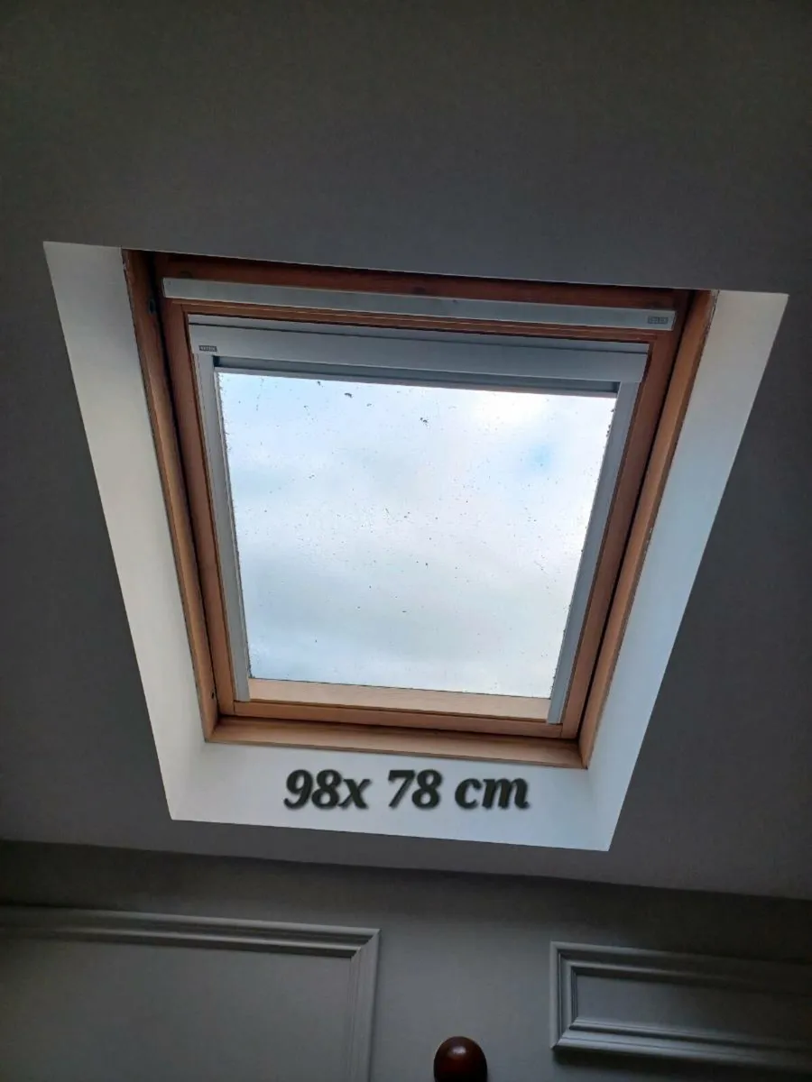 2 same size vellux windows - Image 1