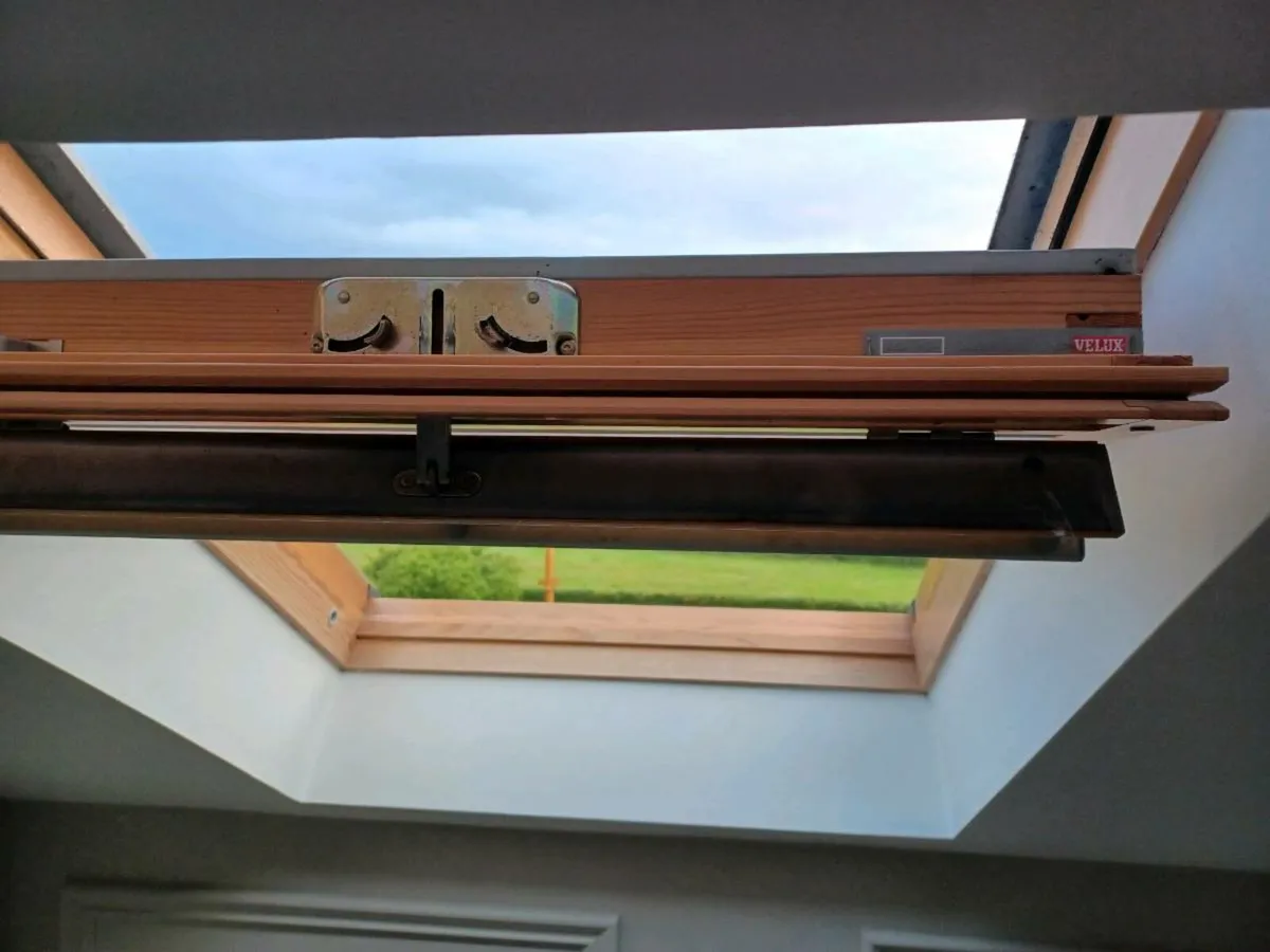 2 same size vellux windows - Image 2