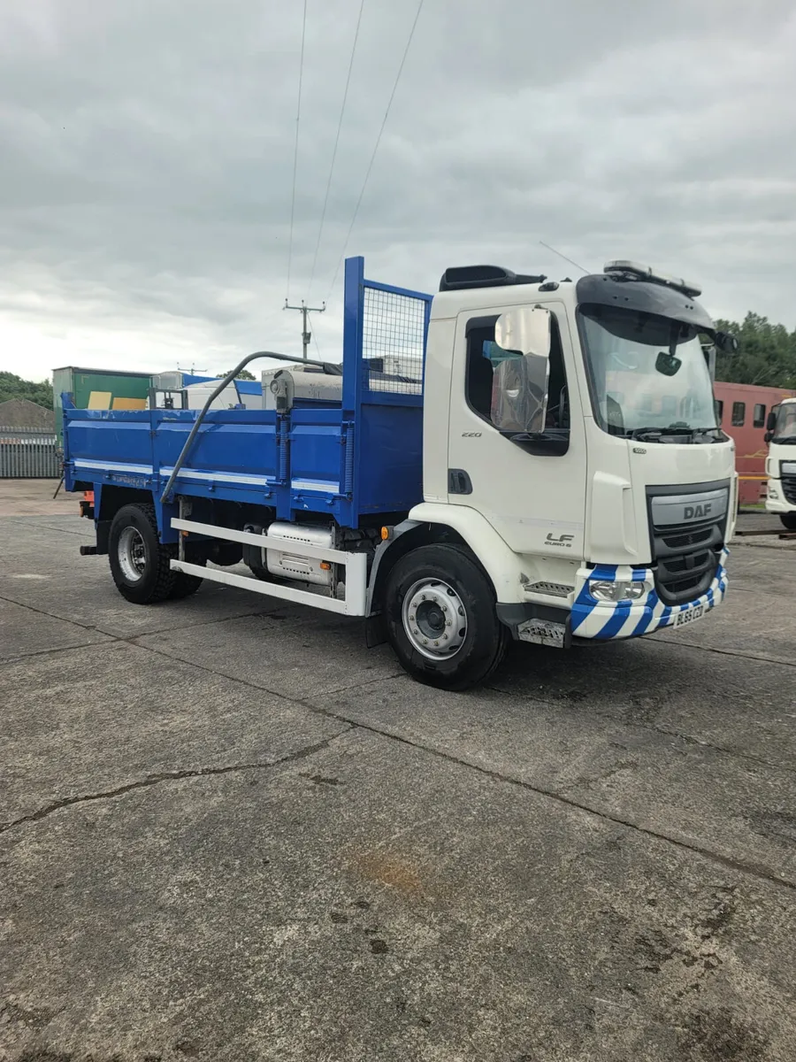 2016 DAF LF 18 ton Insulated Tipper Electric cover - Image 1