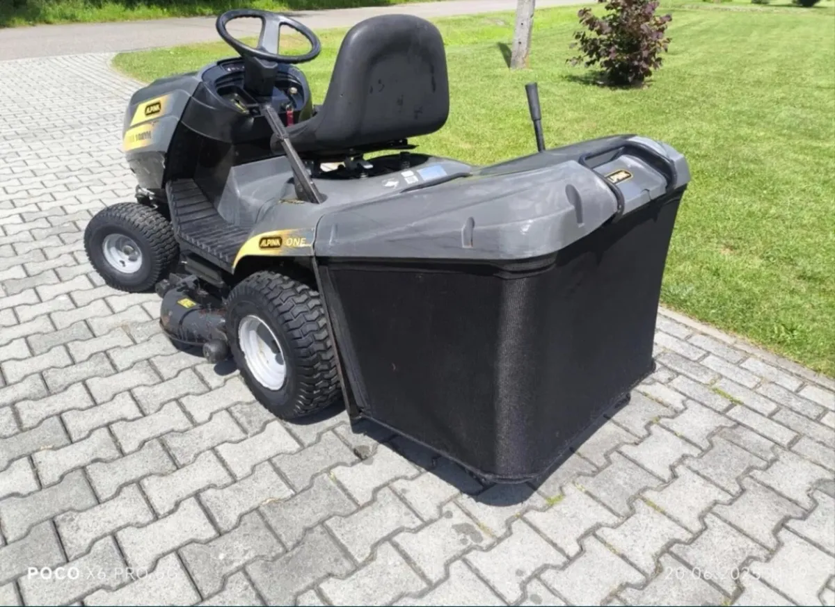 Alpina 102YH ride on mower - Image 4