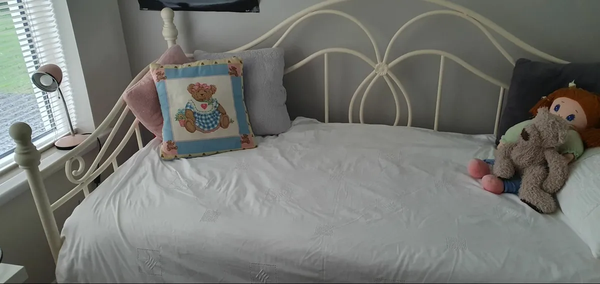 Cream Day bed in excellent condition - Image 1