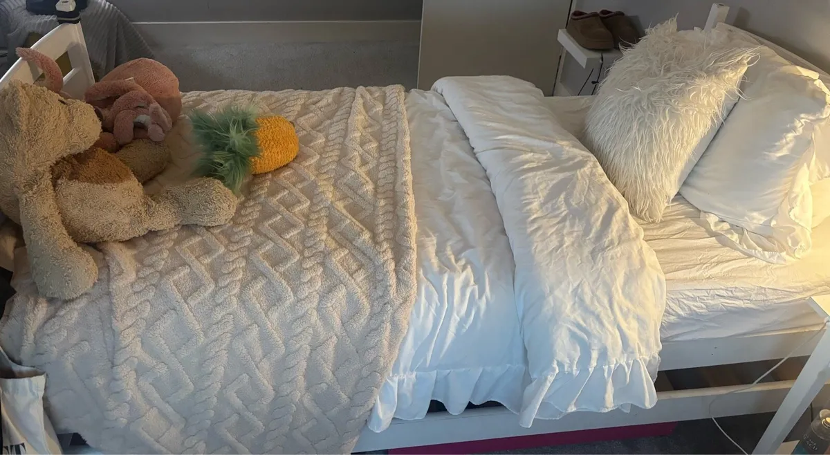 Single bed and mattress with pull out frame - Image 2