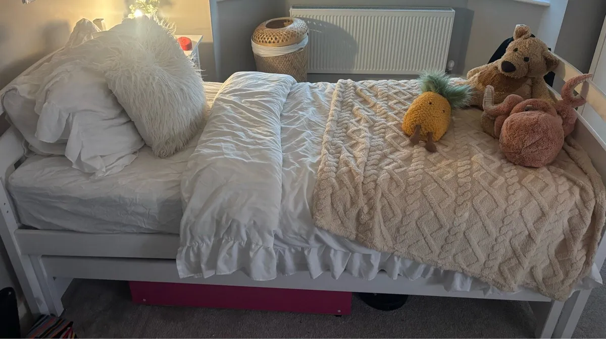 Single bed and mattress with pull out frame - Image 3