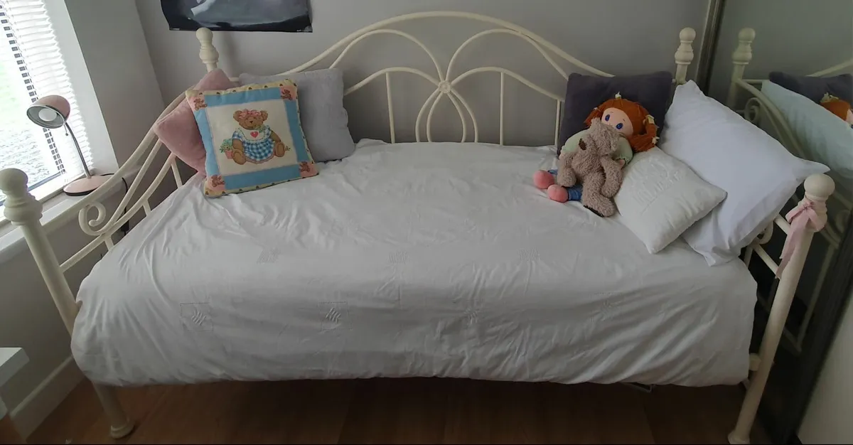 Cream Day bed in excellent condition - Image 4