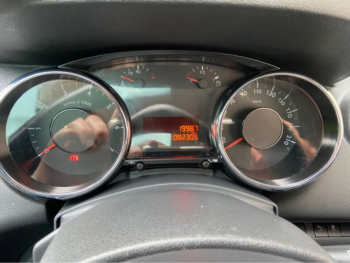 Peugeot 5008 Active 1.2 130 // 7 Seater - Image 2