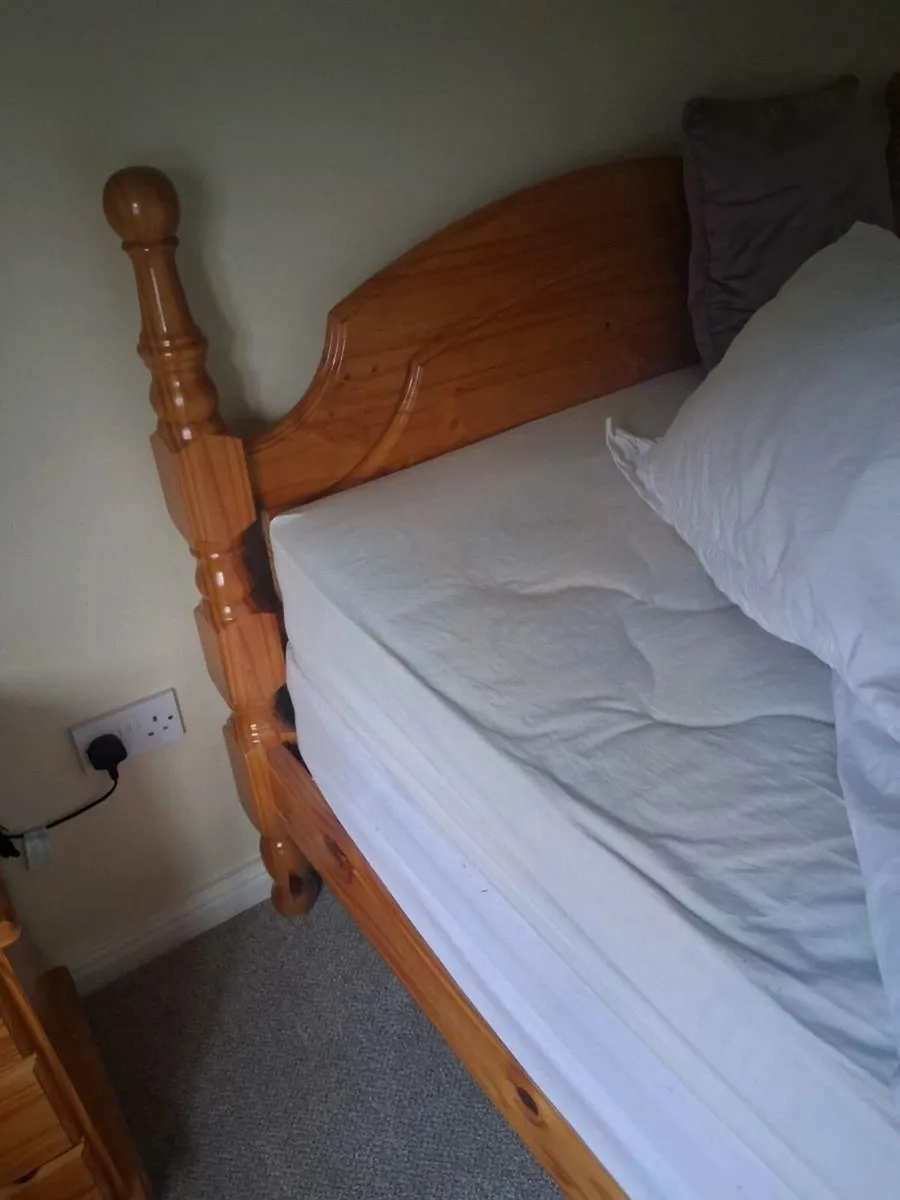 Bed and lockers - Image 2