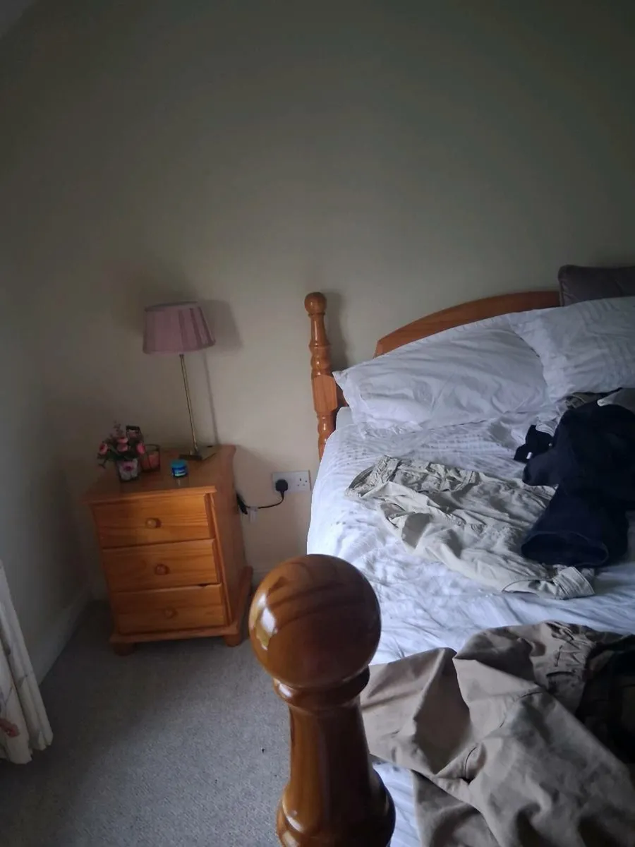 Bed and lockers - Image 4