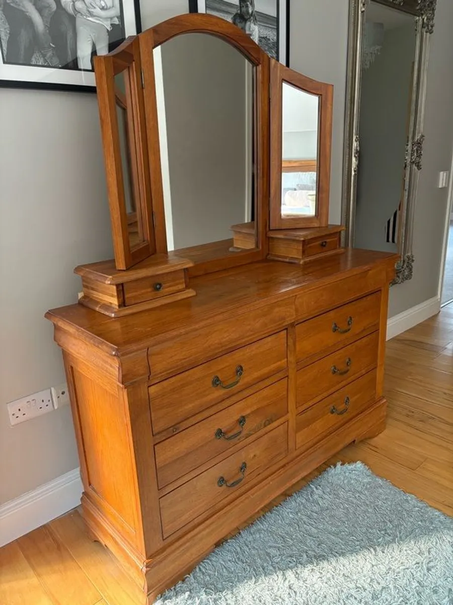 8 drawer oak dresser with detachable mirror - Image 1