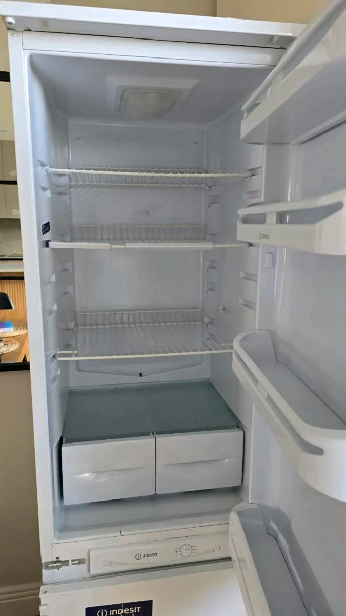 Built in fridge - Image 1