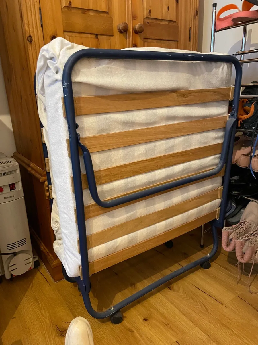 Foldable single bed + mattress - Image 1