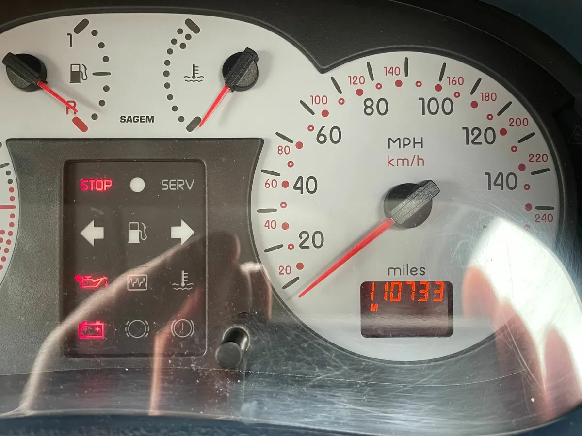 Renault Clio 2001 - Image 2