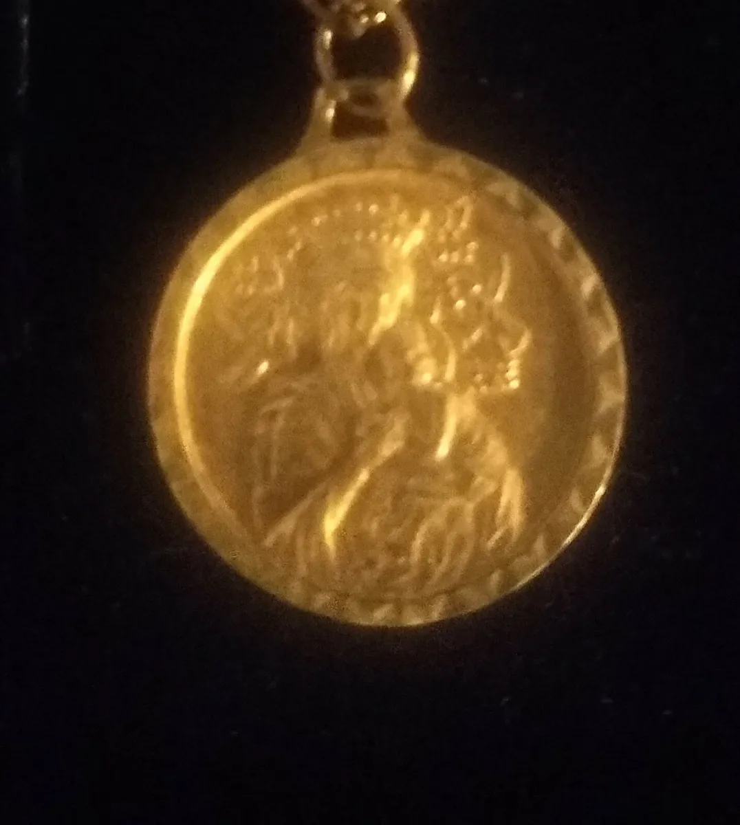 9 carat Madonna and Child Medal - Image 1