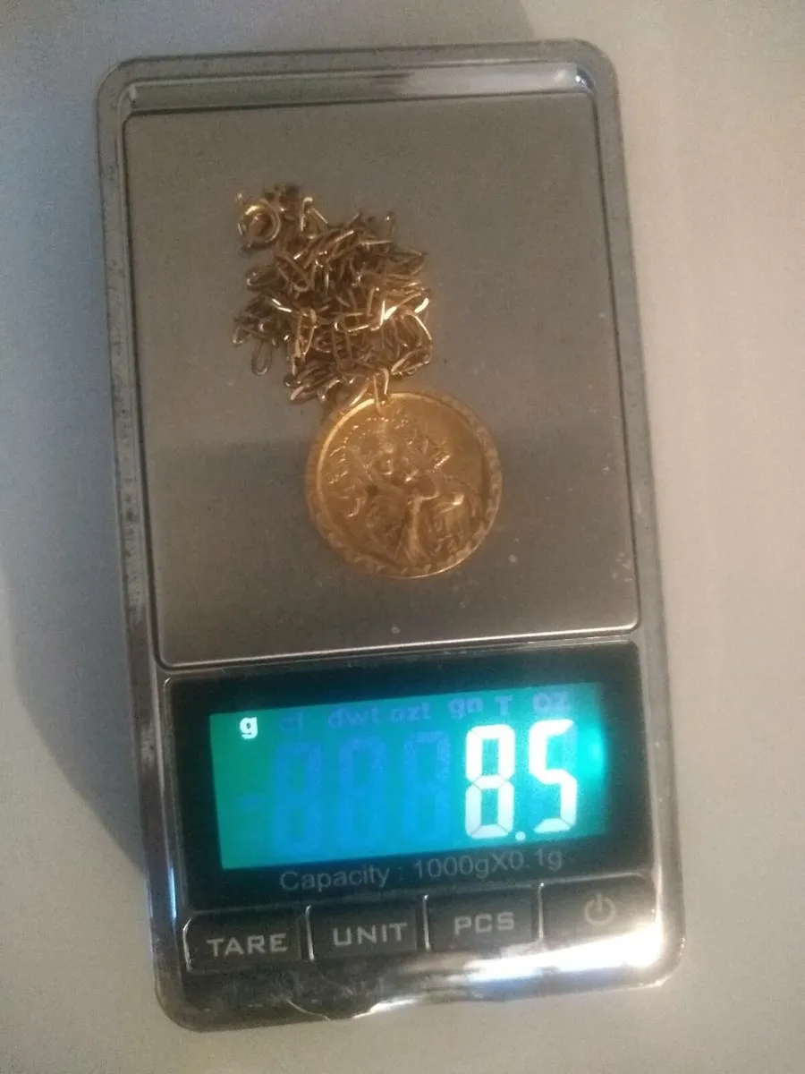 9 carat Madonna and Child Medal - Image 3