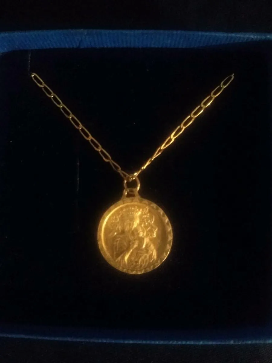 9 carat Madonna and Child Medal - Image 4