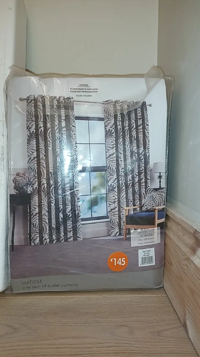 Light and curtains - Image 2
