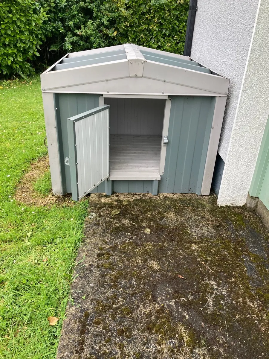 Dog kennel and enclosure - Image 1