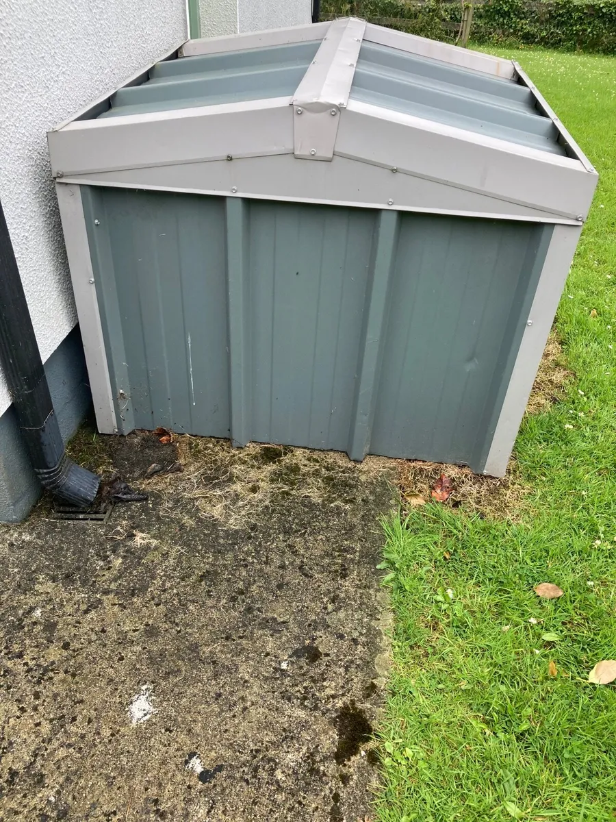 Dog kennel and enclosure - Image 3