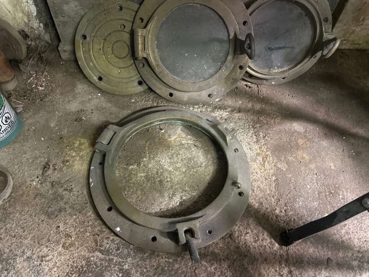 Old WW 1 shells and portholes from shipwreck - Image 1