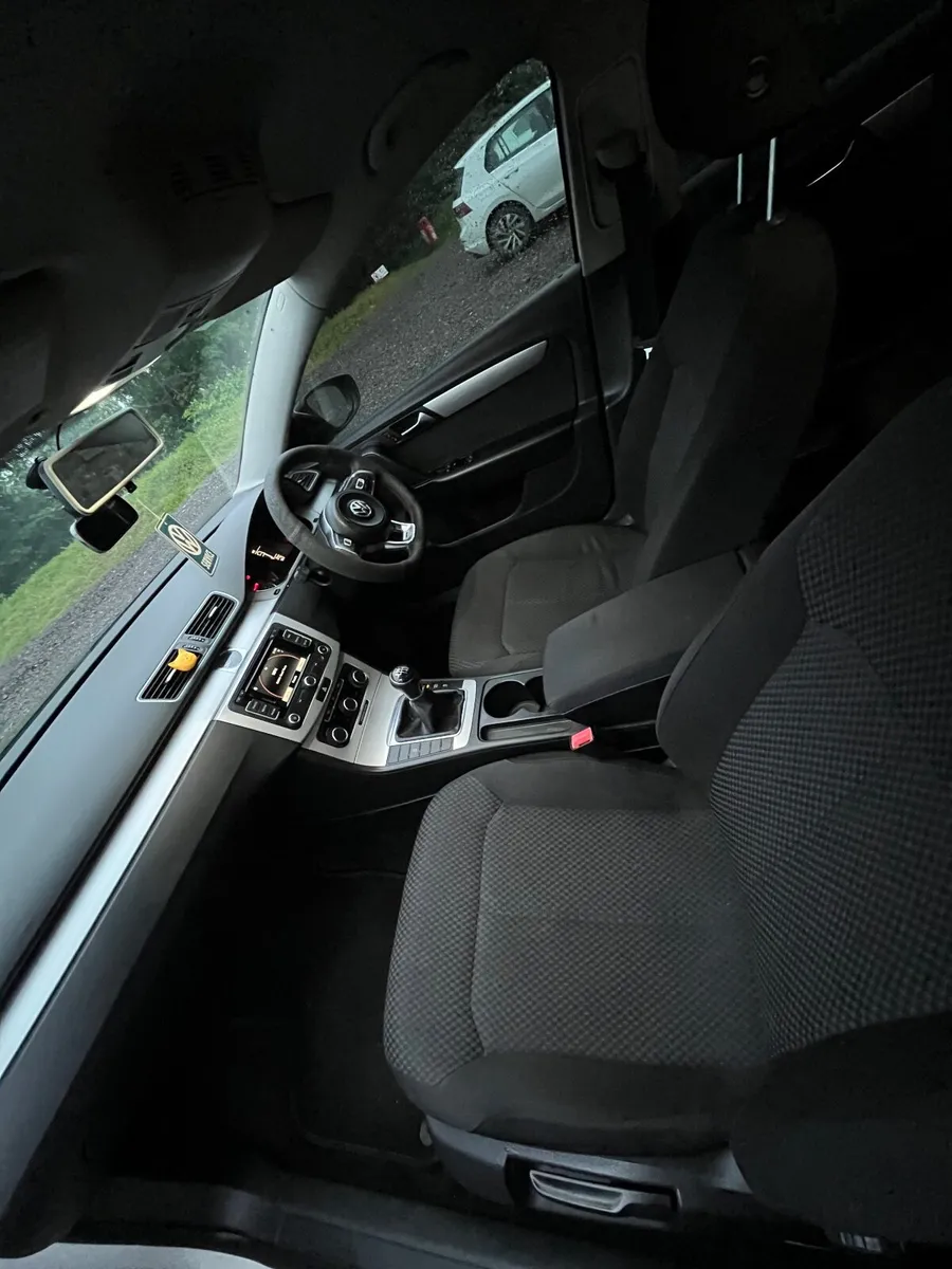 Volkswagen Passat 2012 - Image 2