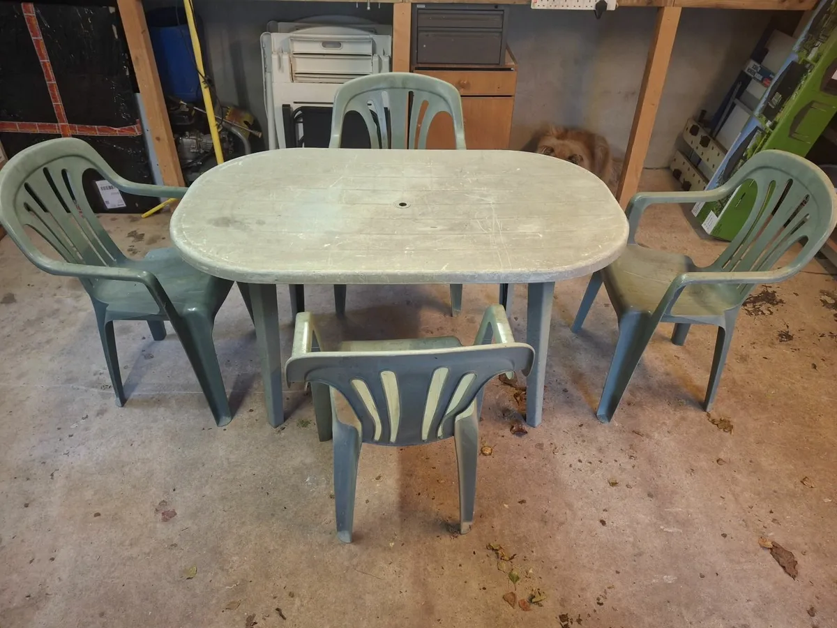 Plastic patio set - Image 1