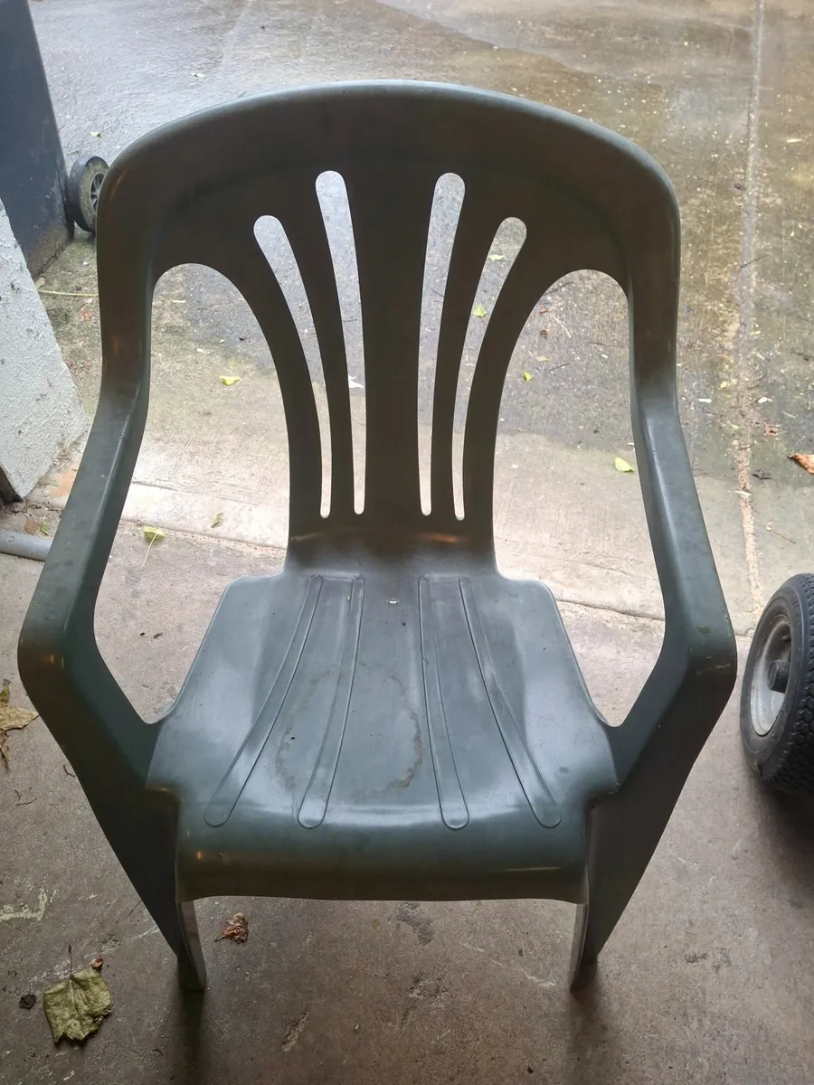 Plastic patio set - Image 3