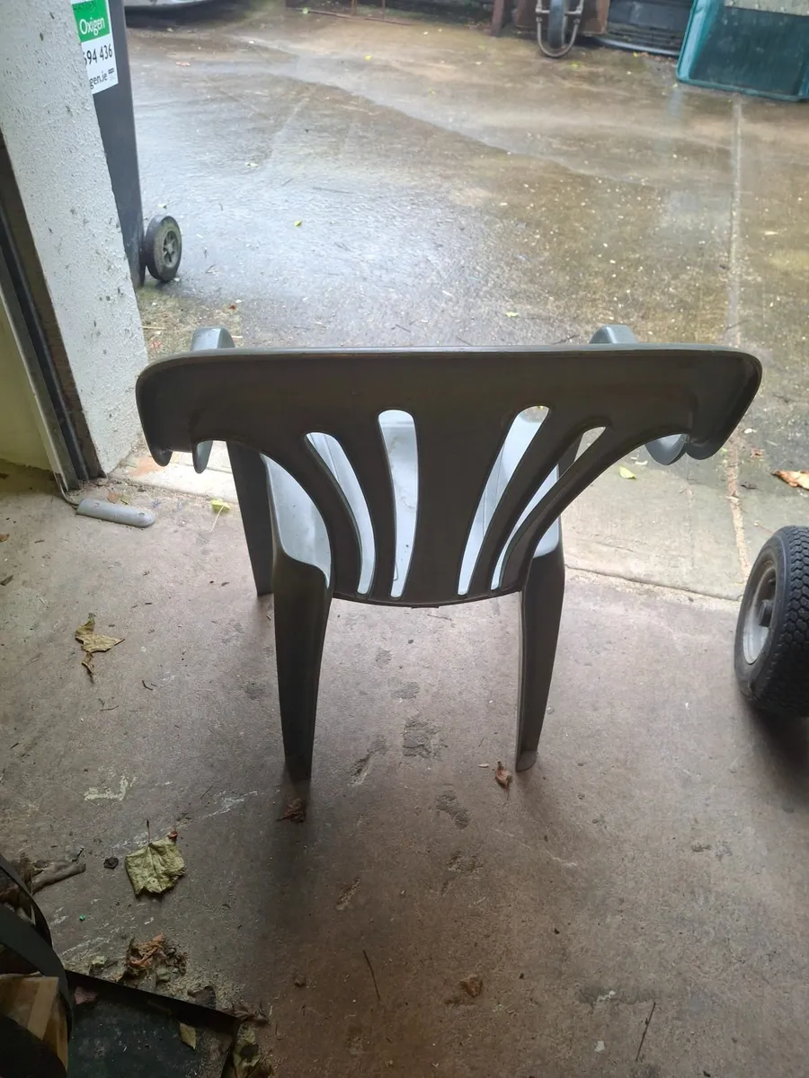 Plastic patio set - Image 4