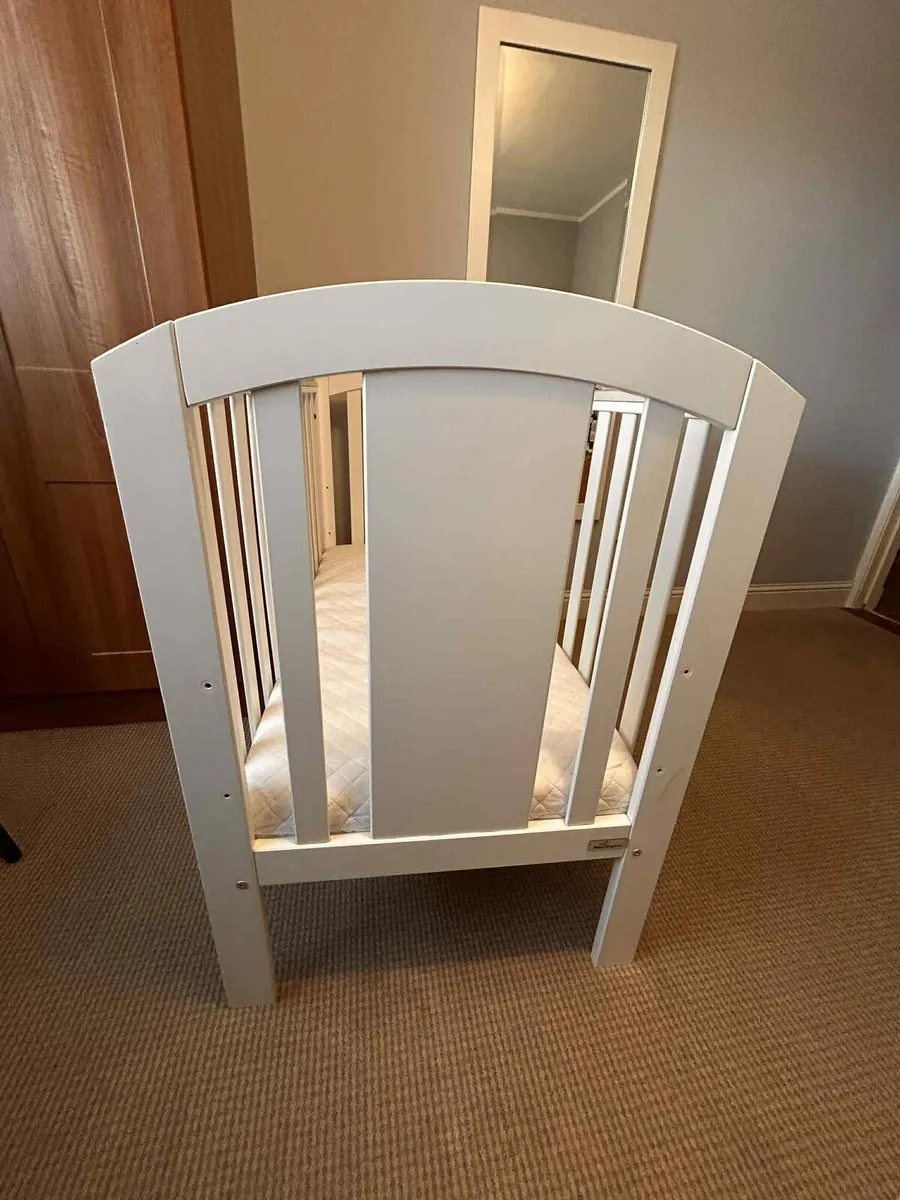 Baby cot with mattress - Image 2