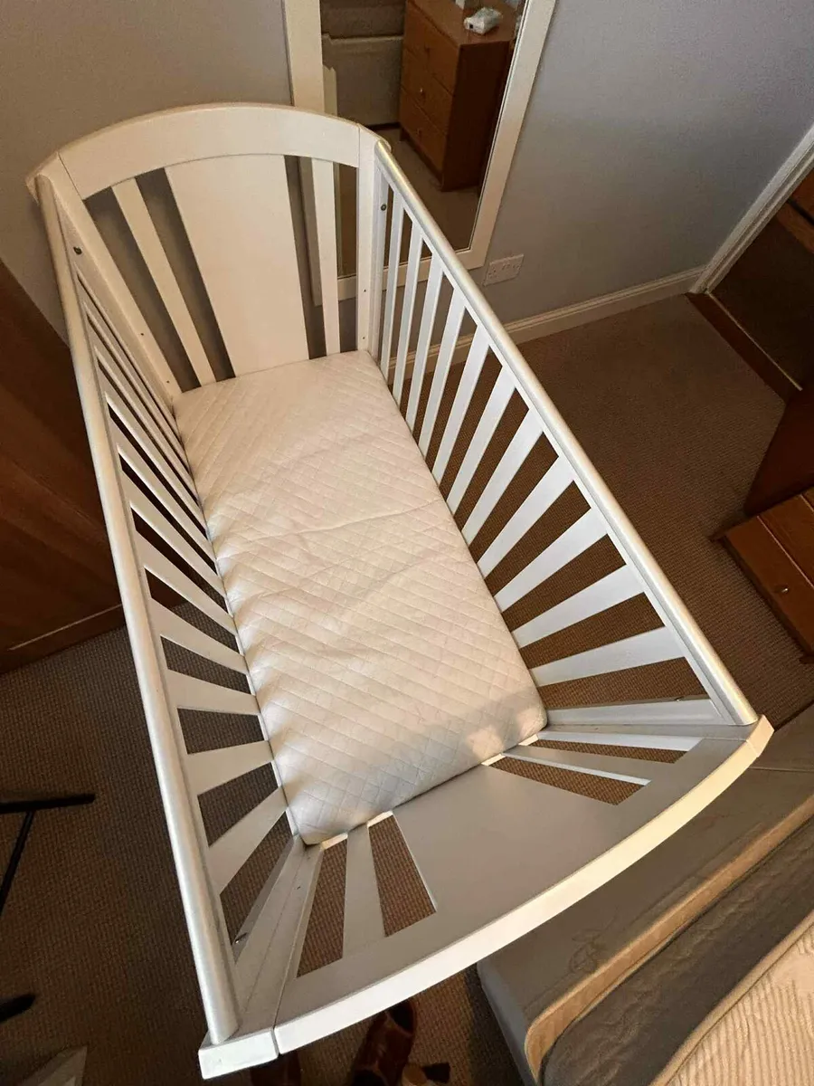 Baby cot with mattress - Image 4