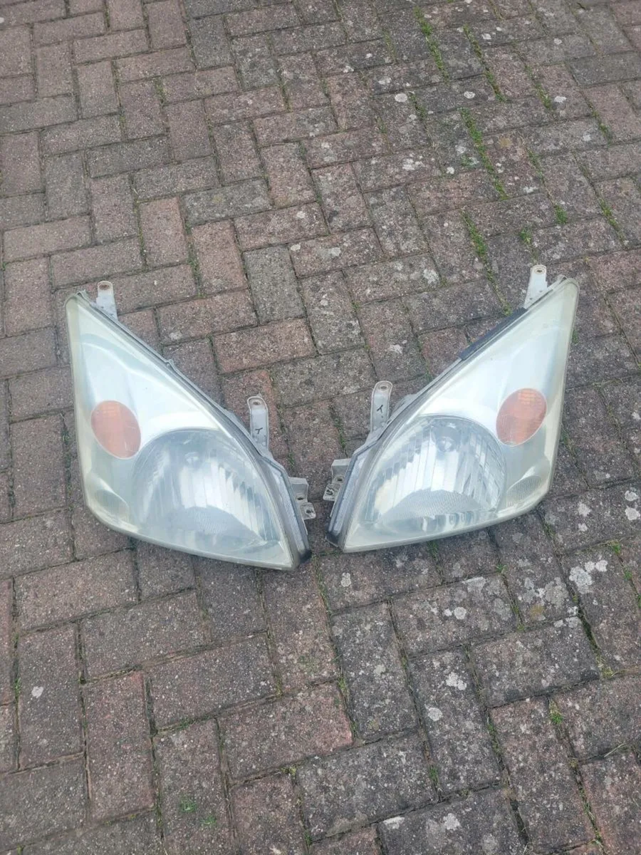 Toyota landcruiser headlights - Image 1