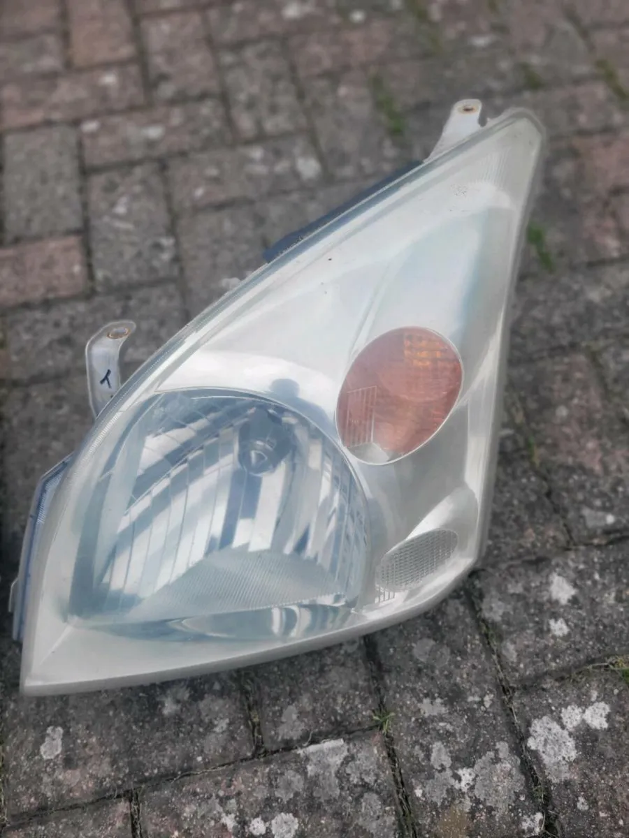 Toyota landcruiser headlights - Image 2