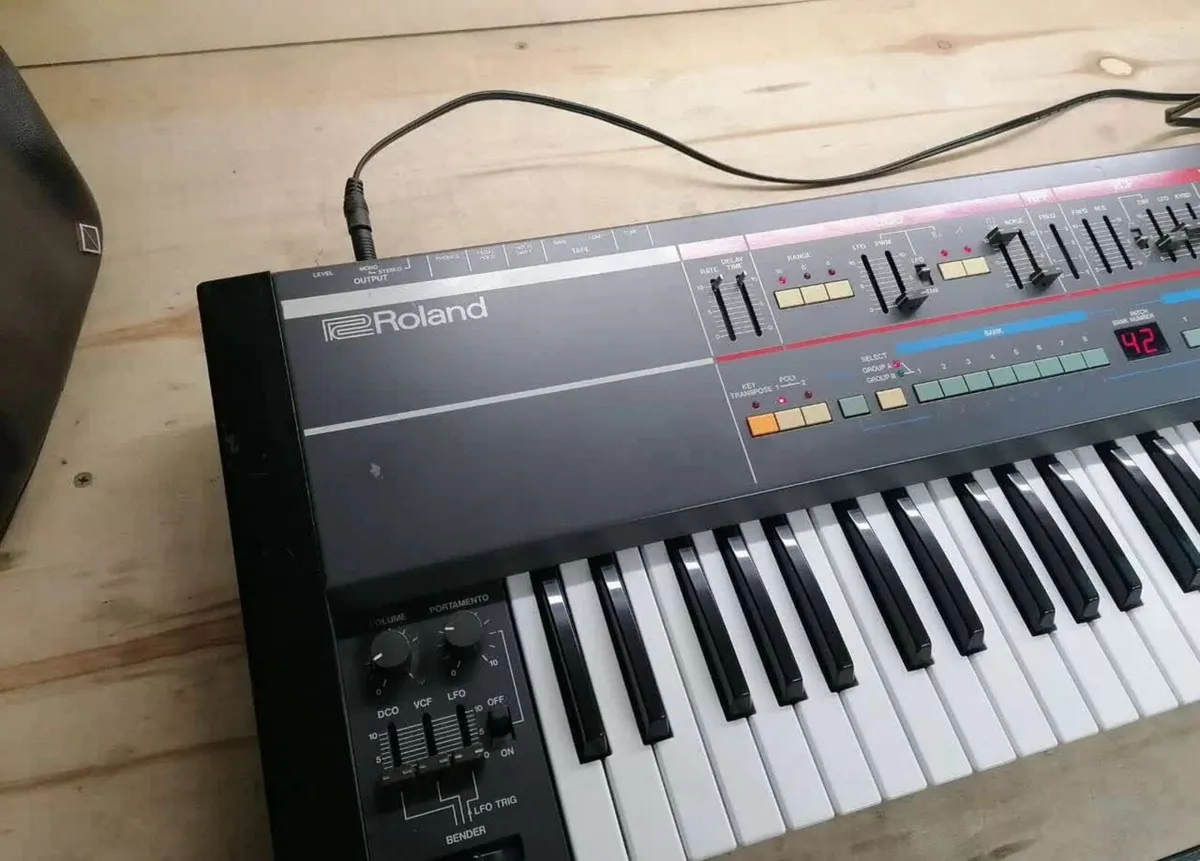 Roland Juno 106 synthesizer - Image 4