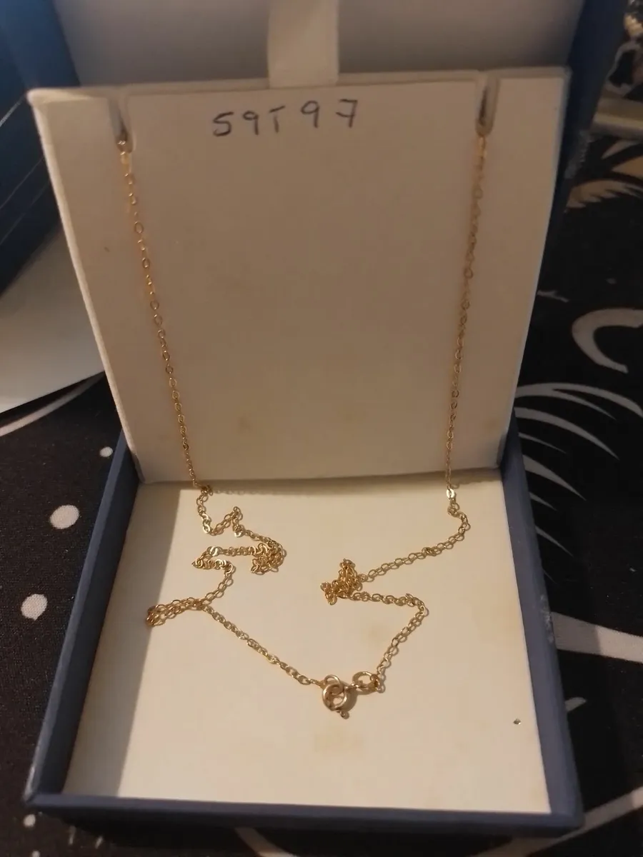 9ct Gold Cross and Chain - Image 2