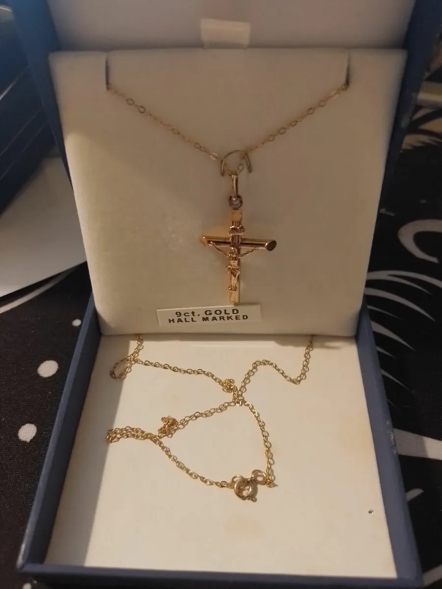 9ct Gold Cross and Chain - Image 3