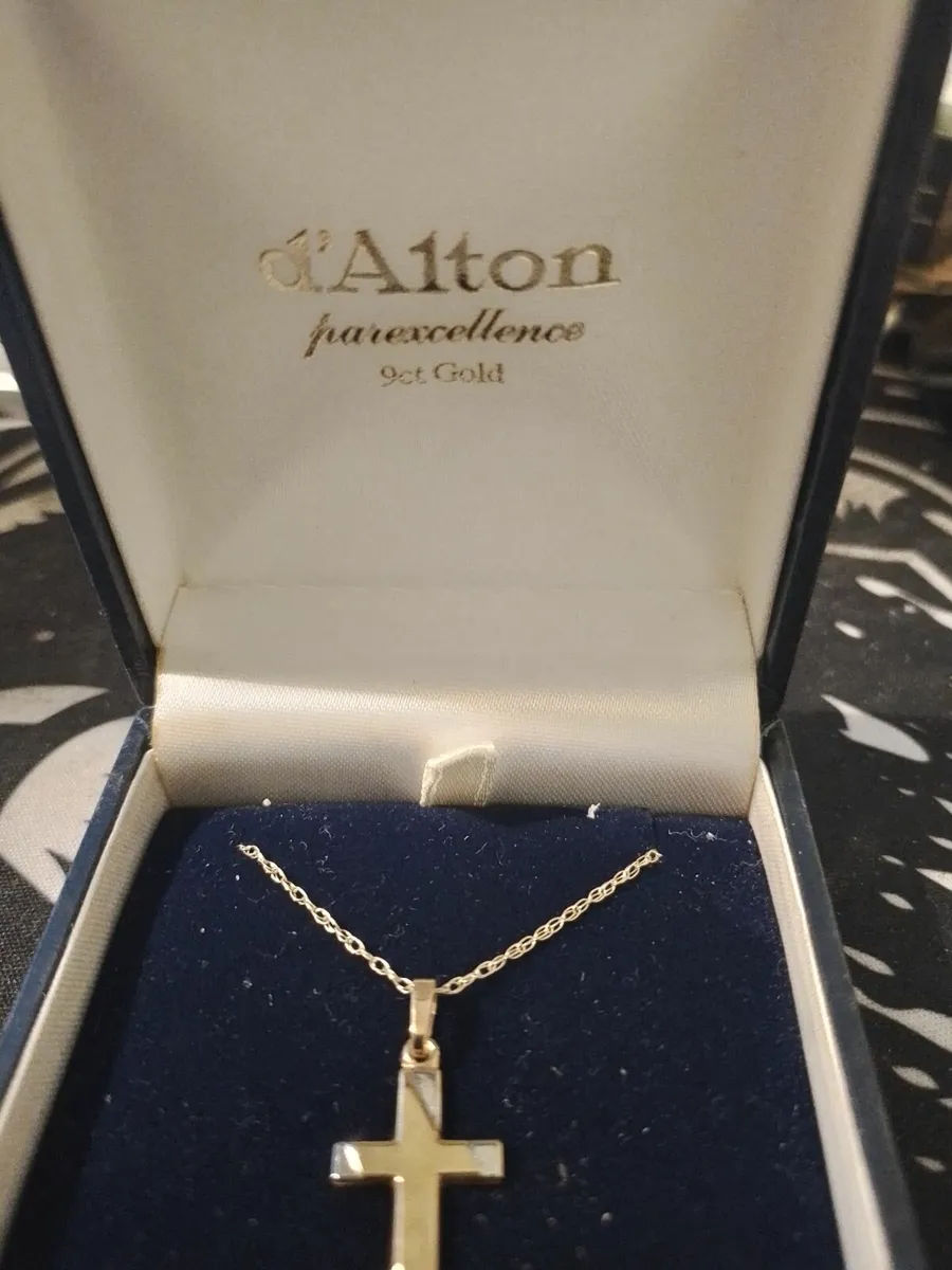 9ct Gold Cross and Chain - Image 1