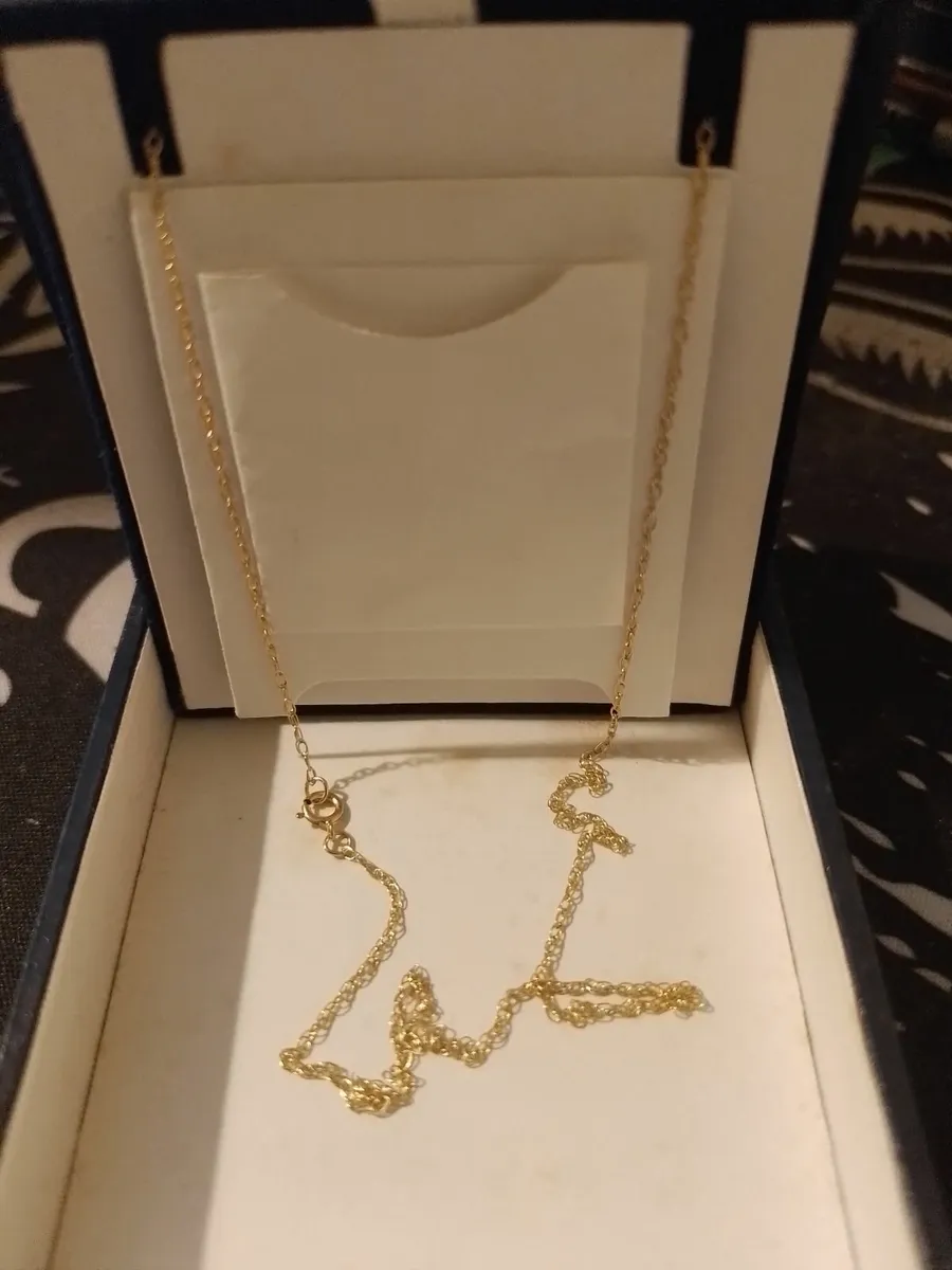 9ct Gold Cross and Chain - Image 2