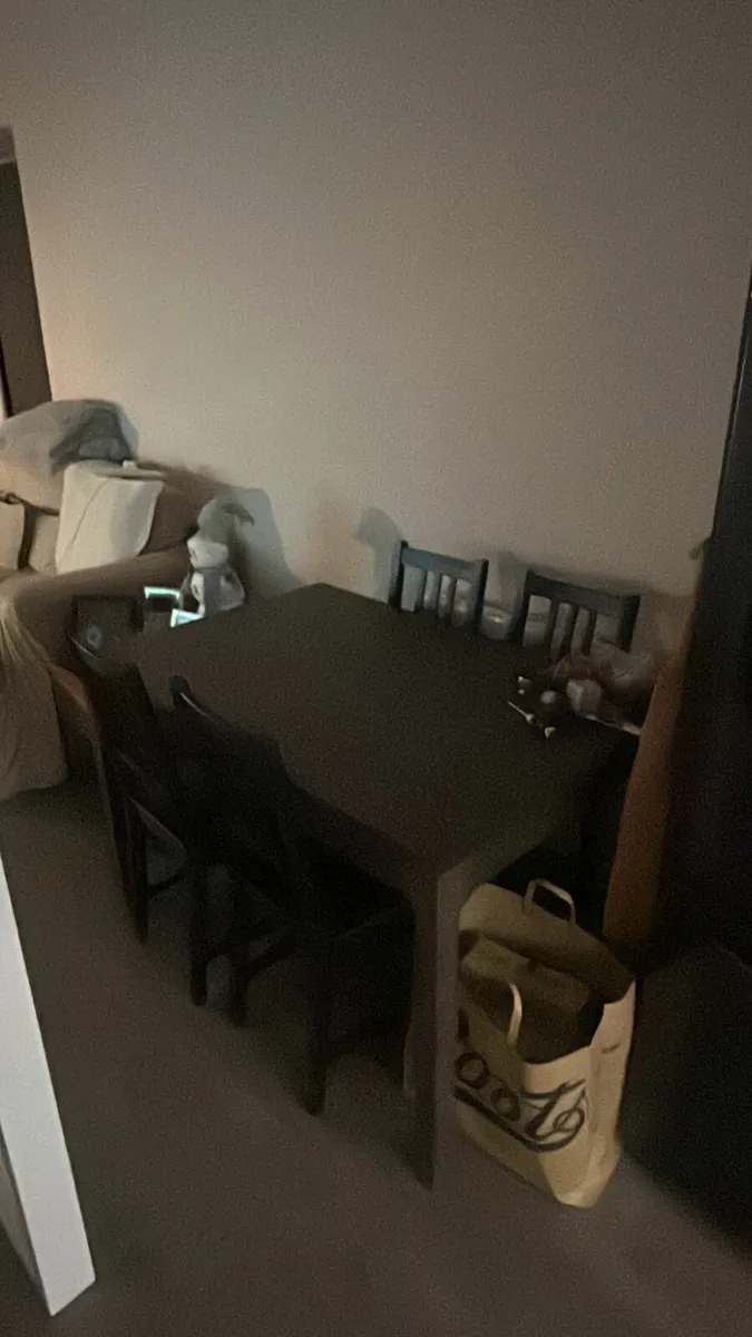 Table  4 chairs - Image 1