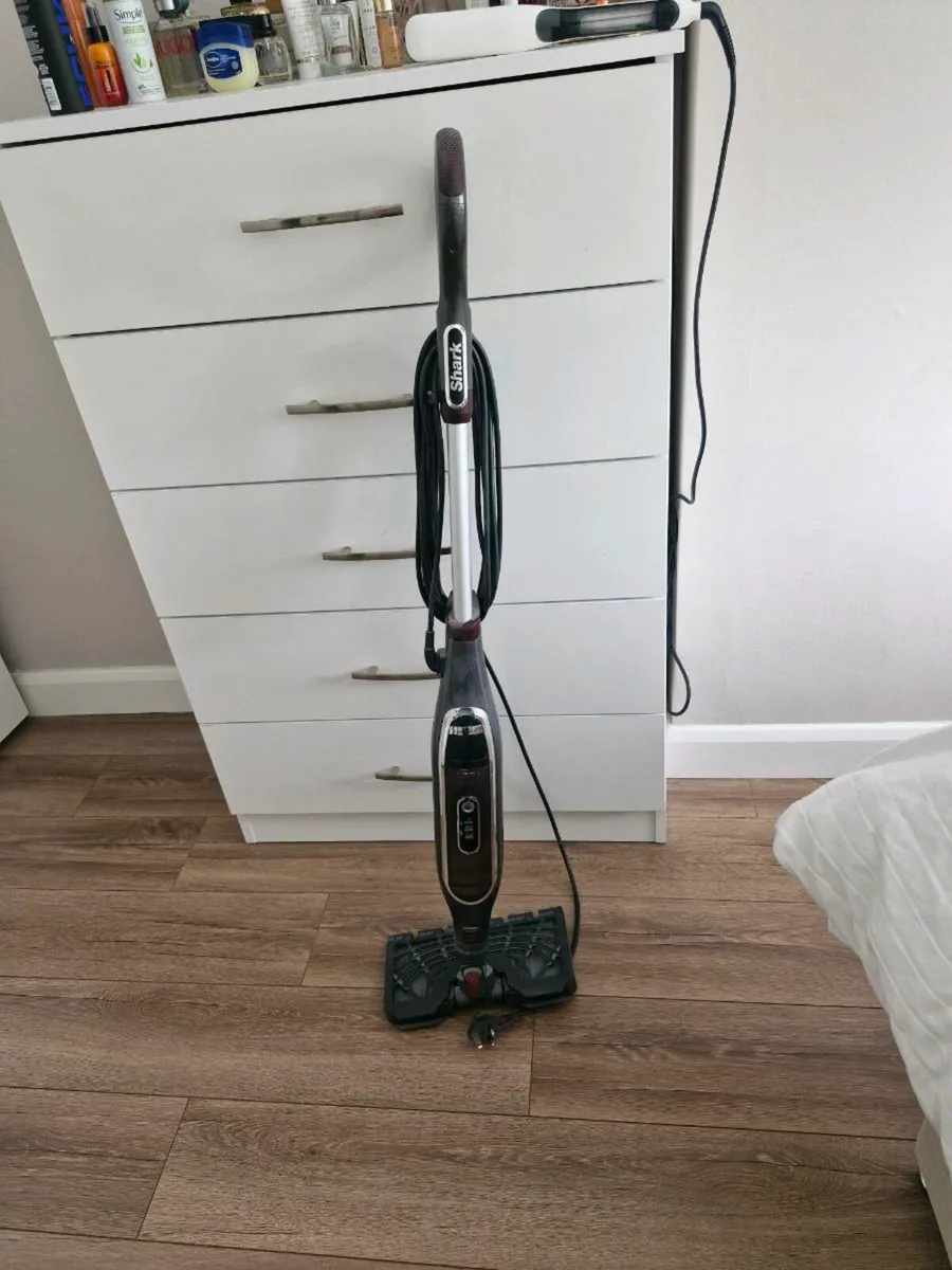 Shark floor steamer - Image 1