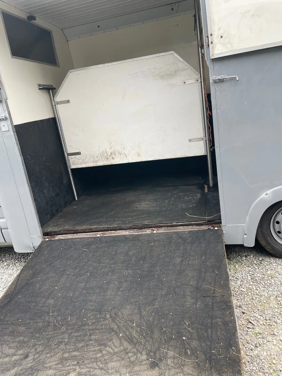 2 horse box van - Image 4