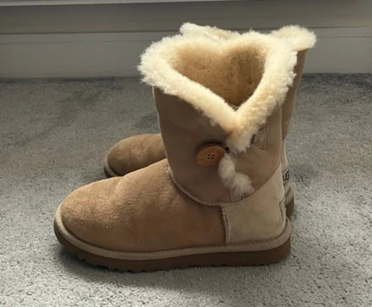 Genuine Uggs 4.5 - Image 2