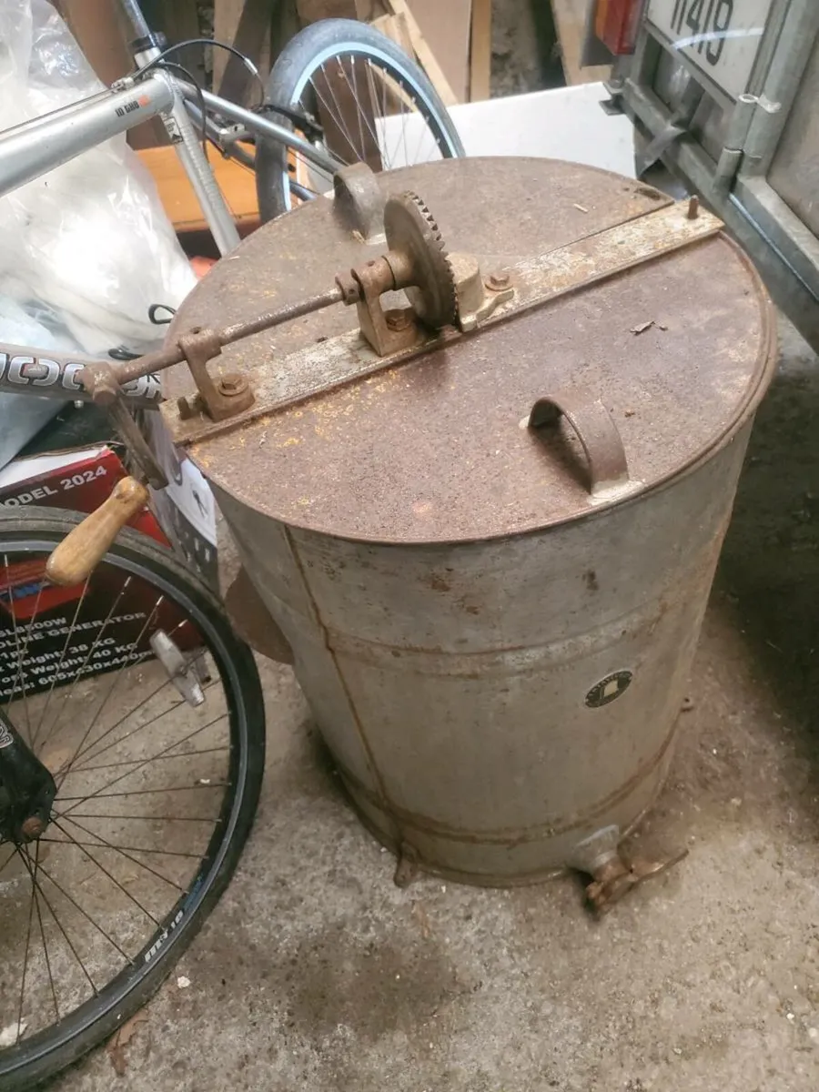 Bee keeping equipment - Image 1