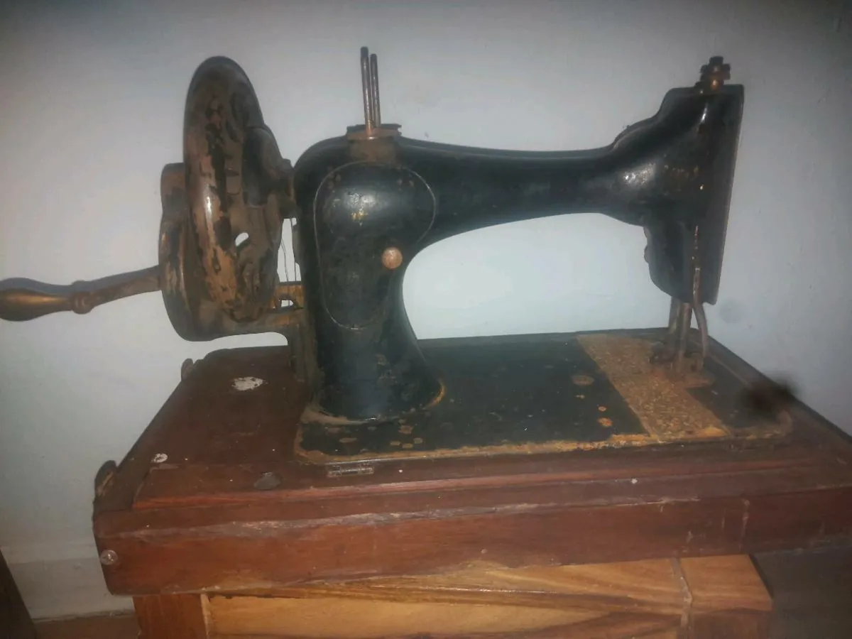 Antique singer sawing machine - Image 1