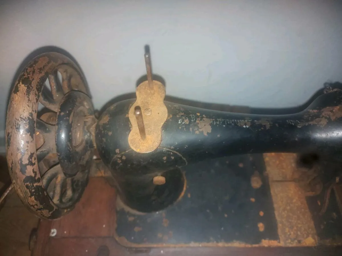 Antique singer sawing machine - Image 2