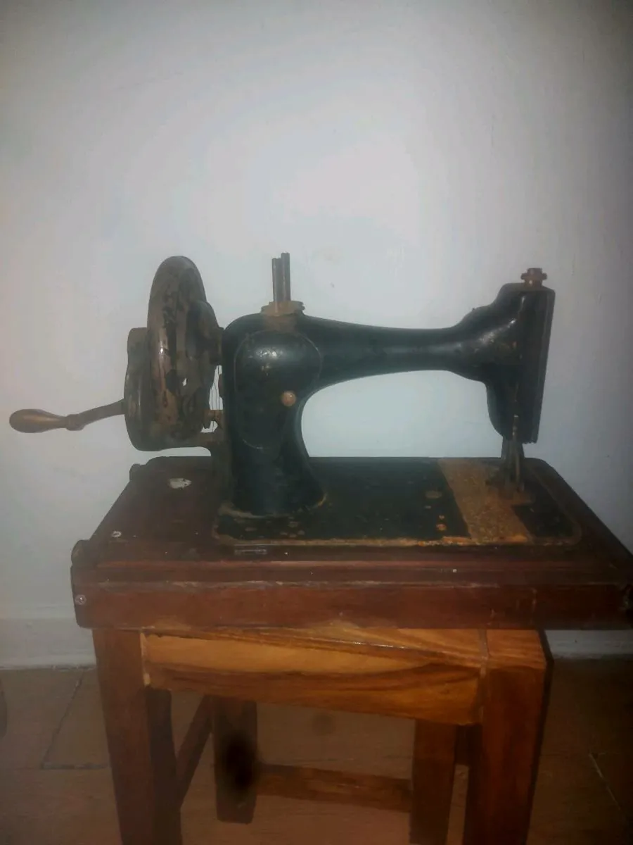 Antique singer sawing machine - Image 3