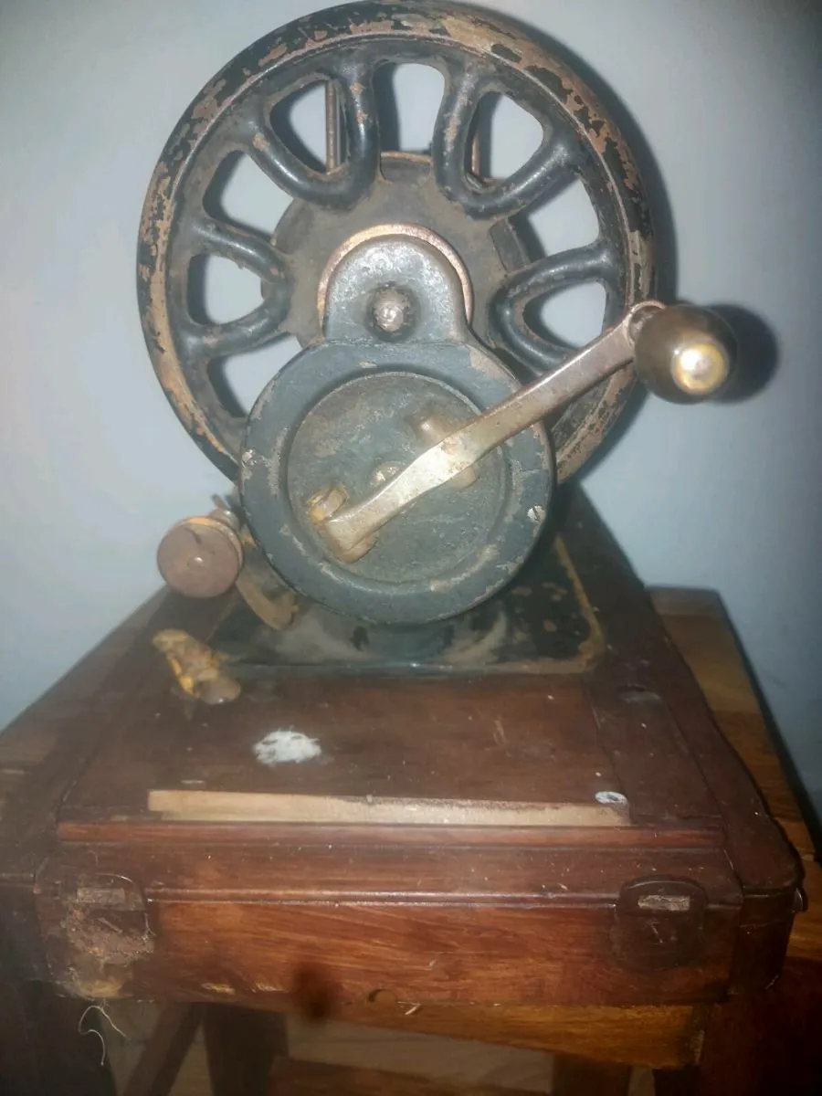 Antique singer sawing machine - Image 4