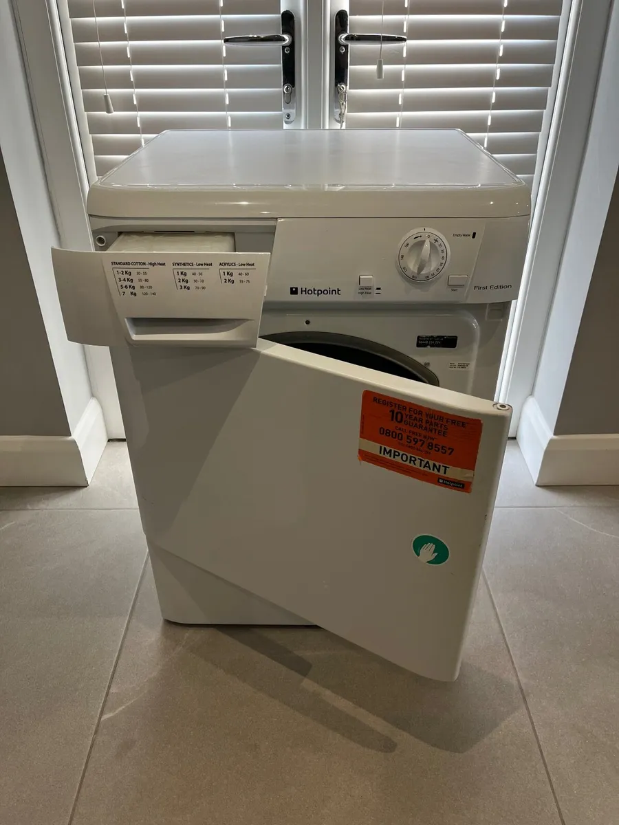 Hotpoint 9kg condenser tumble dryer - Image 1